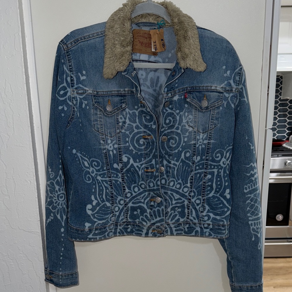NWT Levi's Hand Bleached Denim Jacket with Faux Fur Collar | L